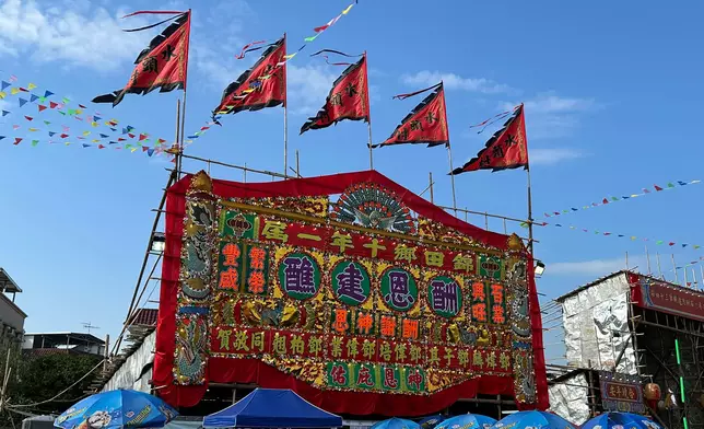 「錦田鄉酬恩建醮」一連七日在元朗錦田舉辦，吸引衆多民衆前來參與盛會。巴士的報記者攝