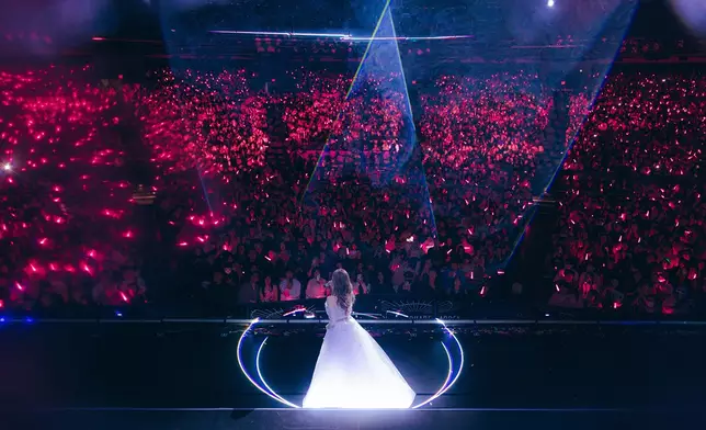 當〈花的嫁紗〉前奏一響起，全場觀眾立刻爆發震耳欲聾的大合唱