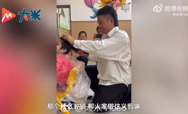 理髮師為福利院兒童義務理髮13年，還帶動員工與顧客助孤殘兒童。影片截圖