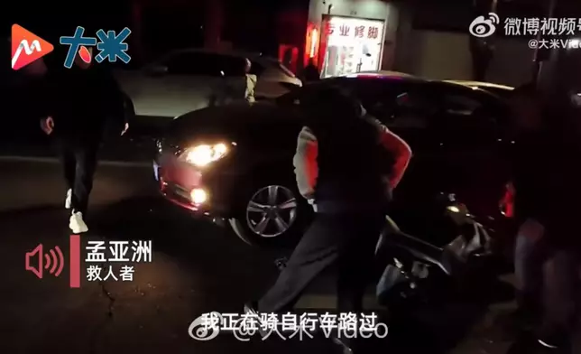 電單車騎士被捲入車底獲逾20名熱心途人合力抬車2分鐘平安救出。影片截圖