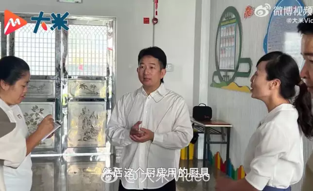 理髮師為福利院兒童義務理髮13年，還帶動員工與顧客助孤殘兒童。影片截圖