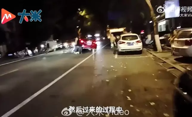 電單車騎士被捲入車底獲逾20名熱心途人合力抬車2分鐘平安救出。影片截圖