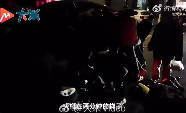 電單車騎士被捲入車底獲逾20名熱心途人合力抬車2分鐘平安救出。影片截圖