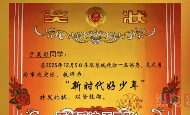 中學生商場目睹男孩倒地抽搐上前施心肺復甦8分鐘助挽回性命。影片截圖