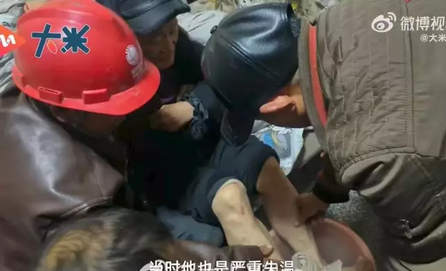 村支書跳入4米深岩縫救回失溫老翁。影片截圖