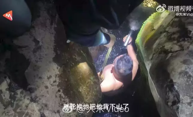 村支書跳入4米深岩縫救回失溫老翁。影片截圖