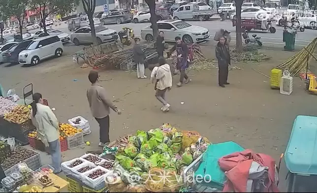 男童遭異物卡喉獲3名熱心途人接力施行「海姆立克法」成功救回一命。影片截圖