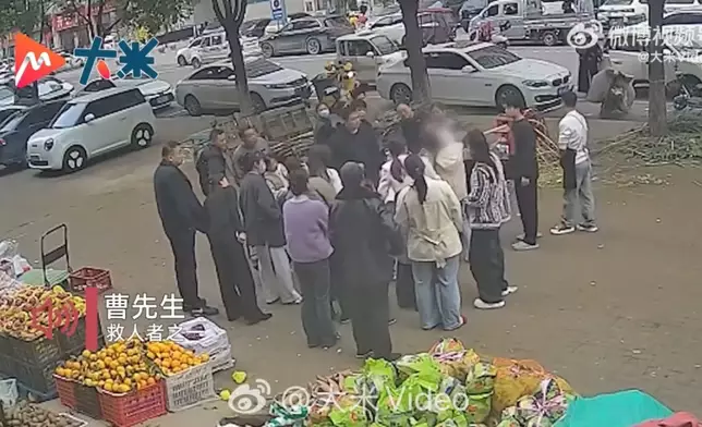 男童遭異物卡喉獲3名熱心途人接力施行「海姆立克法」成功救回一命。影片截圖