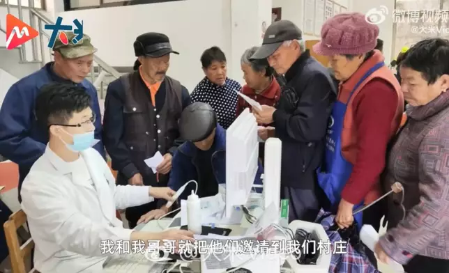 女子見鄉村長者看診不便，自費帶隊前往偏遠山村義診。影片截圖