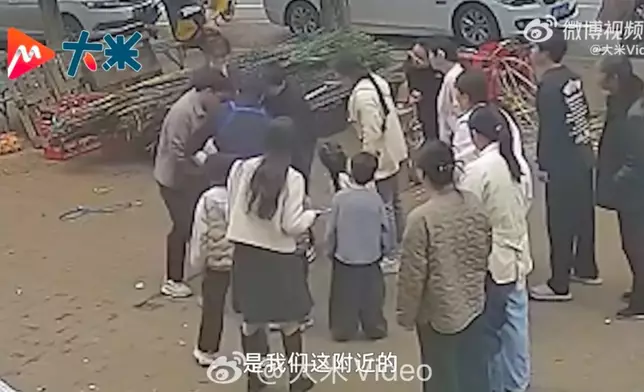 男童遭異物卡喉獲3名熱心途人接力施行「海姆立克法」成功救回一命。影片截圖