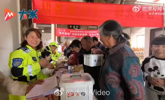 女子見鄉村長者看診不便，自費帶隊前往偏遠山村義診。影片截圖