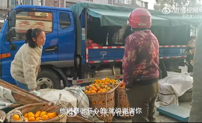 喜糖舖女店主騰出店門口給果農賣桔子22年分文不取。影片截圖