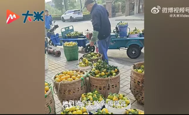 喜糖舖女店主騰出店門口給果農賣桔子22年分文不取。影片截圖