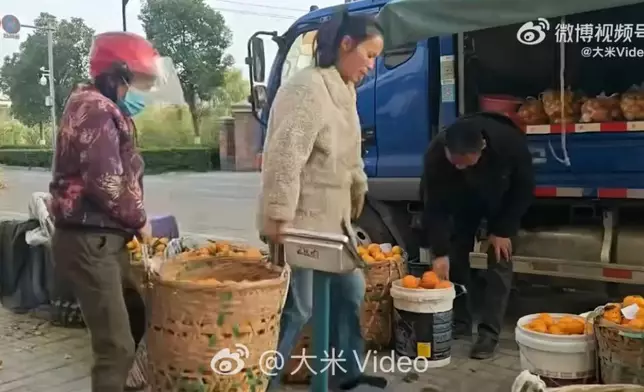 喜糖舖女店主騰出店門口給果農賣桔子22年分文不取。影片截圖