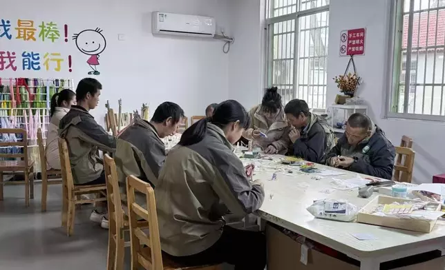 婦人耗時15年為25名心智障礙者築起溫暖的「家」。影片截圖