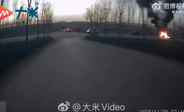 男子路遇車禍持扳手撬門極限救出4名被困者。影片截圖