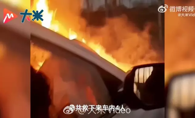 男子路遇車禍持扳手撬門極限救出4名被困者。影片截圖