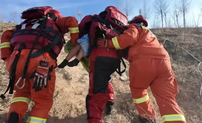 13歲少女目睹4歲童墮冰窟英勇相救後低調離去。影片截圖