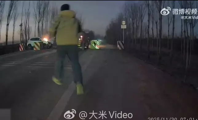 男子路遇車禍持扳手撬門極限救出4名被困者。影片截圖