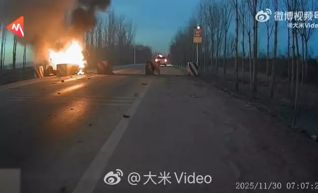 男子路遇車禍持扳手撬門極限救出4名被困者。影片截圖