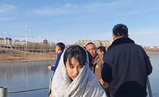 13歲少女目睹4歲童墮冰窟英勇相救後低調離去。影片截圖