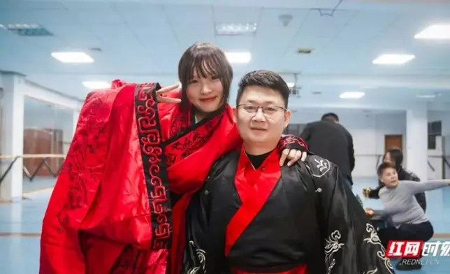 汶川女孩從廢墟中獲救，17年後與救命恩人牽手成終身伴侶。網上圖片