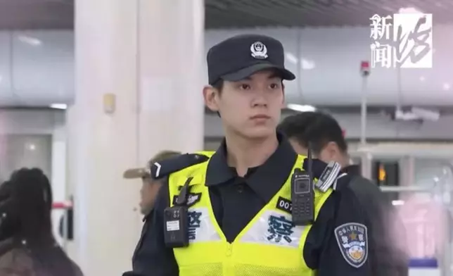 警犬隊民警撞樣「彭于晏」爆紅，吸引網民湧往執勤點求偶遇。影片截圖