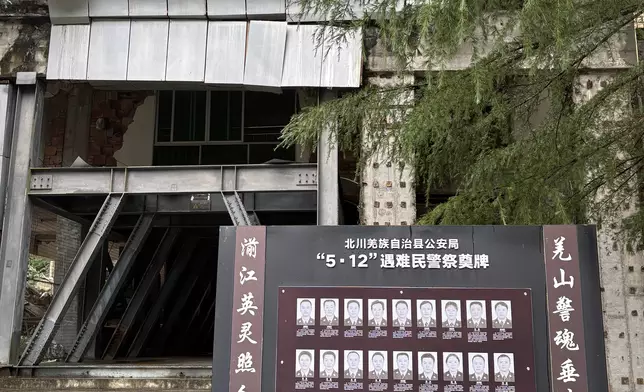 老北川公安局門前的遇難民警祭奠牌。（巴士的報記者攝）