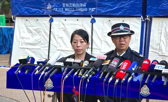 警務處新界北總區指揮官林敏嫻（右）及傷亡查詢中心主管總警司曾淑賢（左）會見傳媒。