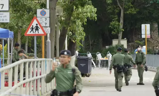 大埔五級火，死者家屬進行路祭，警方安排人手維持秩序。巴士的報記者攝