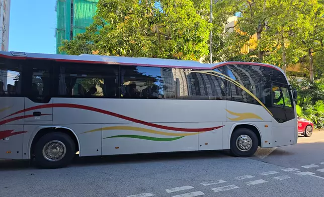 大埔五級火，死者家屬進行路祭後乘旅遊巴離開。巴士的報記者攝