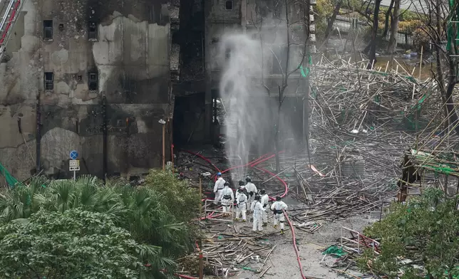 DVIU人員進入火場搜查。巴士的報記者攝