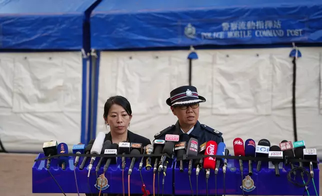 警務處傷亡查詢中心主管總警司曾淑賢（左）和警務處新界北總區指揮官助理處長林敏嫻。巴士的報記者攝