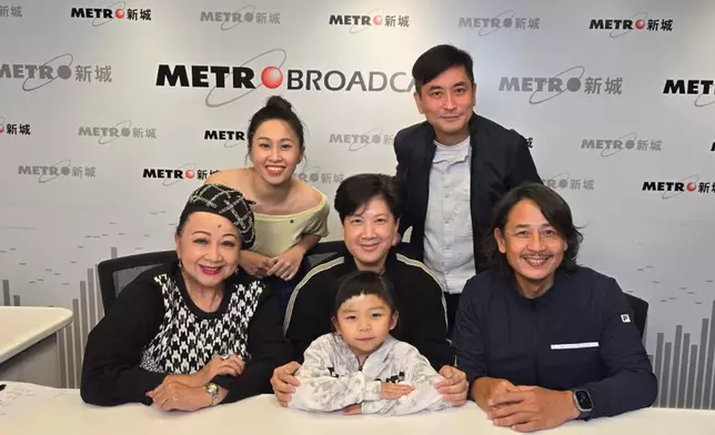 主持薛家燕、范振鋒、思敏與黃澤鋒及太太陳麗麗、大女兒