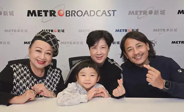 薛家燕與黃澤鋒及太太陳麗麗、大女兒