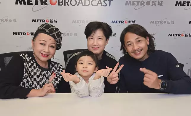 薛家燕與黃澤鋒及太太陳麗麗、大女兒