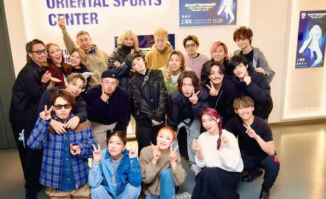 濱崎步與台前幕後工作人員的合照。