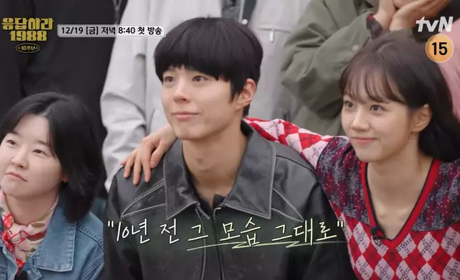 劇中演員以當年造型重現節目中，掀起劇迷回憶殺。影片截圖