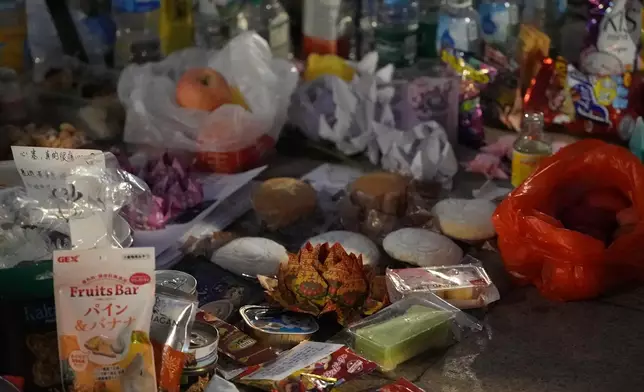 有人放上祭品，在「頭七」這天祭祀亡者。巴士的報記者攝