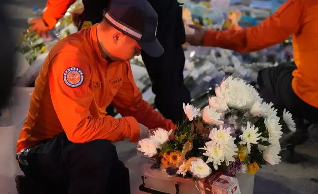 民安隊員自發整理花束。巴士的報記者攝