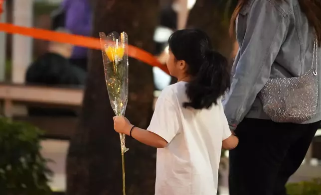 小妹妹亦來獻花。巴士的報記者攝