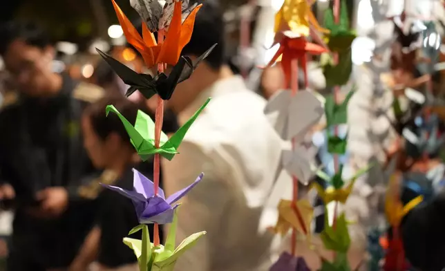 串串的紙鶴代表串串祝福。巴士的報記者攝