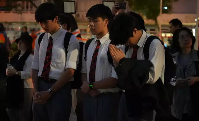 學生獻花。巴士的報記者攝