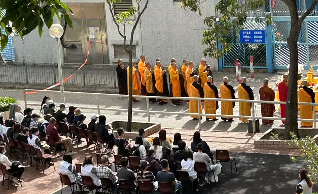 星期二（12月2日）是遇難者「頭七」，來自本港的佛教、道教及基督教的團體在現場進行儀式。巴士的報記者攝