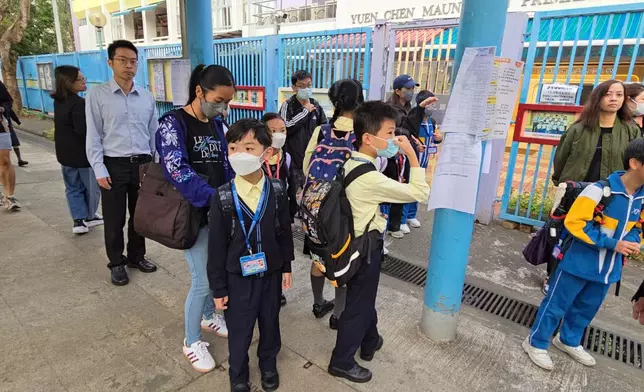 現場所見不少家長都有送仔女返學。巴士的報記者攝