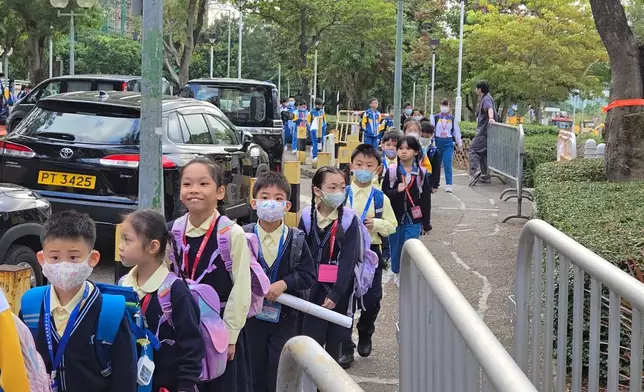 星期二早上約7 時30分，同學們已魚貫進入學校。巴士的報記者攝