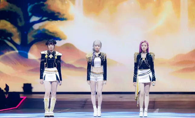 BABYMONSTER成員Rora、Ahyeon、Pharita以HUNTR/X的造型翻唱《Golden》。CJENM提供圖片