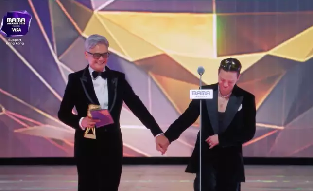 二人拖手跳舞片段掀起網友熱話。Mnet MAMA影片截圖