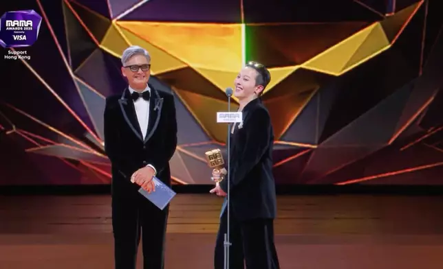 GD在周潤發手中接過「年度藝人」大獎。Mnet MAMA影片截圖