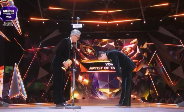 GD在周潤發手中接過「年度藝人」大獎。Mnet MAMA影片截圖